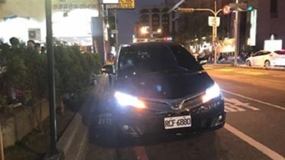 台南市長黃偉哲的座車遭人檢舉違停在紅線上。(圖／翻攝自臉書大台南交通違規臉書粉絲團)