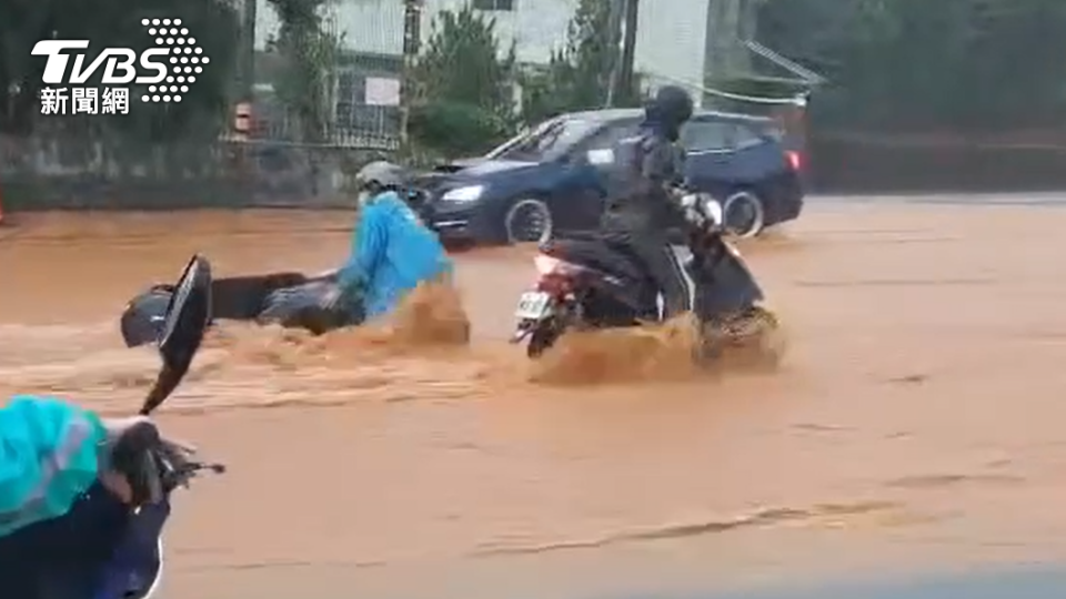 機車慘遭滅頂。（圖／林祈烽議員提供）