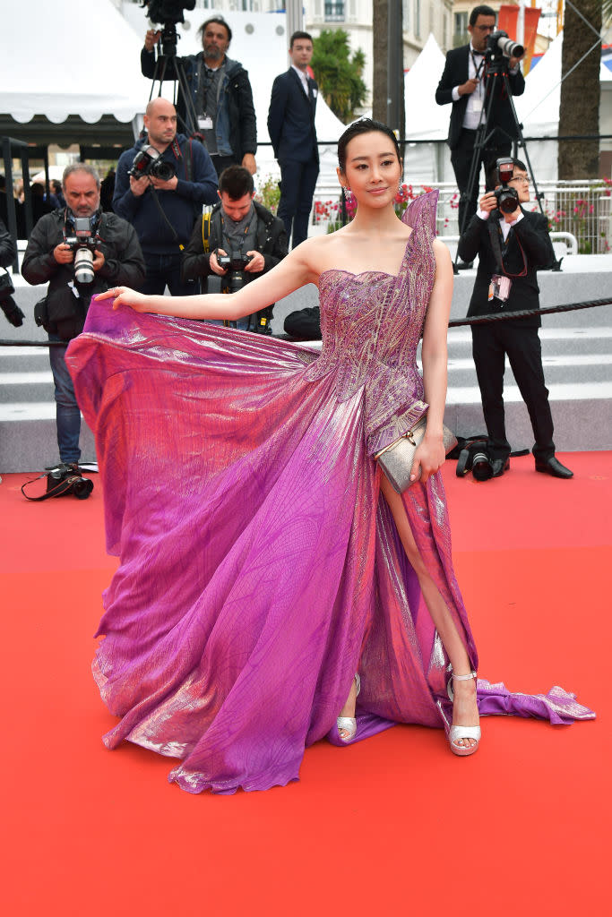 L'actrice chinoise Li Chun venue à la montée des marches du film "Le Lac aux oies sauvages" de son compatriote Diao Yi'nan avait misé sur le violet avec cette robe moirée aux subtils imprimés inspirés des ailes de papillons.