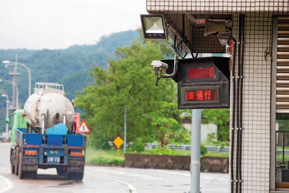 東俊仁駕駛的曳引車超載8噸，卻因大甲地磅站沒開而逃過檢驗，更害得一個小家庭粉碎。