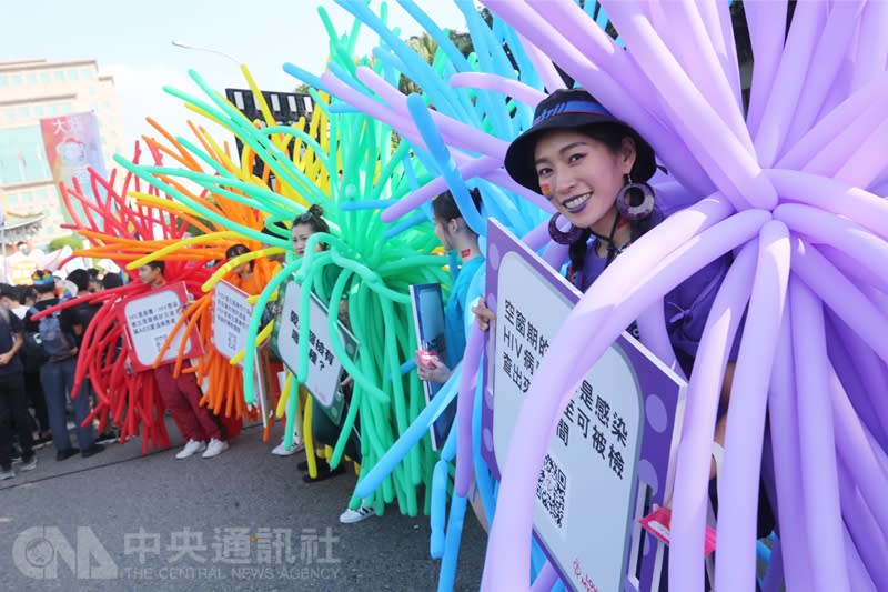 一年一度的台灣同志大遊行27日下午準時出發，參與民眾打扮繽紛。（中央社）