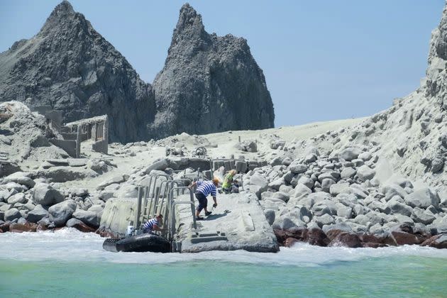 Des guides touristiques participent à l'évacuation des touristes pendant l'éruption de White Island, lundi.