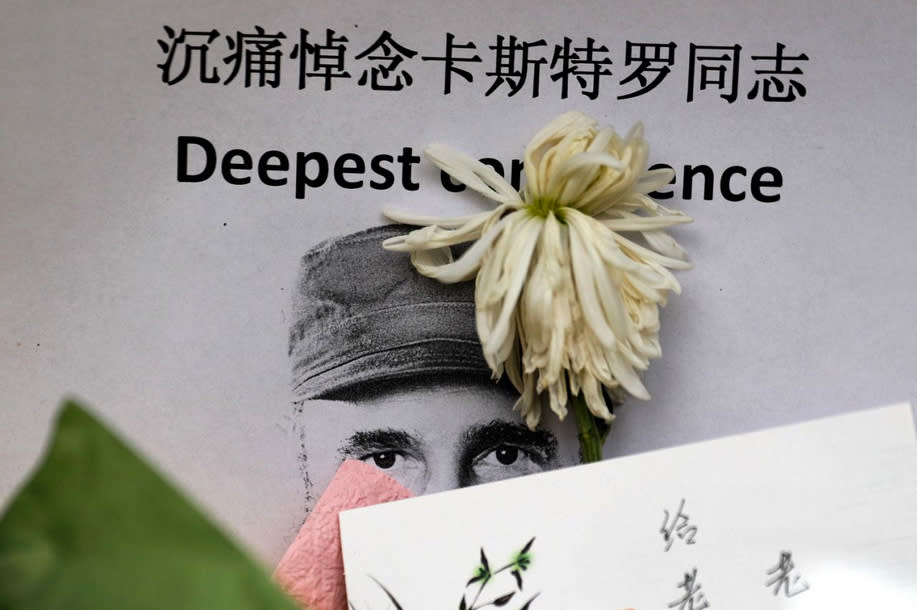 Eine Chrysantheme liegt auf einem Bild des verstorbenen Präsidenten Fidel Castro vor der kubanischen Botschaft in Peking. (Bild: AP Photo/Andy Wong)