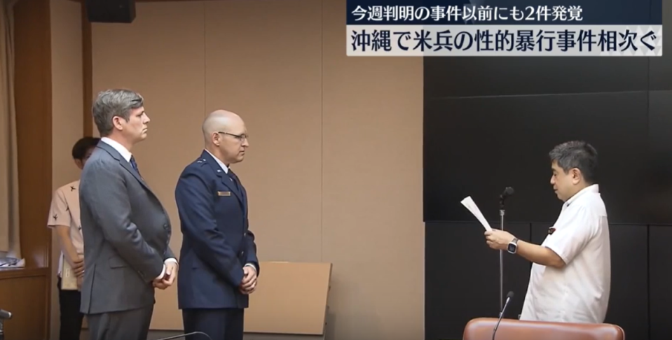 27日，沖繩縣副知事池田竹就美軍士兵誘拐並強暴日本未成年少女案件，向駐紮在沖繩嘉手納基地的美國空軍指揮官遞交抗議文件。（圖／翻攝自NNN）