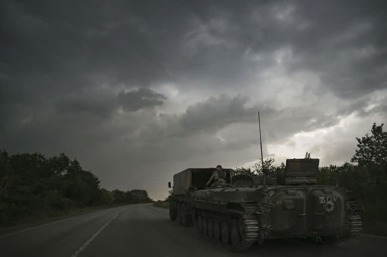 An armored vehicle is towed on a highway near the city of Soledar in the eastern Ukrainian region of Donbas on June 3, 2022, on the 100th day of the Russian invasion of Ukraine. - Ukrainian President Volodymyr Zelensky vowed victory on the 100th day of Russia's invasion on June 3, 2022, even as Russian troops pounded the eastern Donbas region. (Photo by ARIS MESSINIS / AFP)