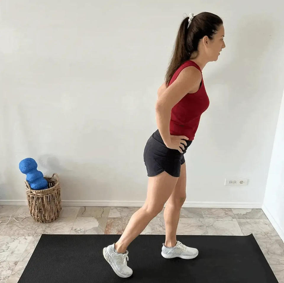 butt exercises Single-leg deadlift (Stephanie Mansour)