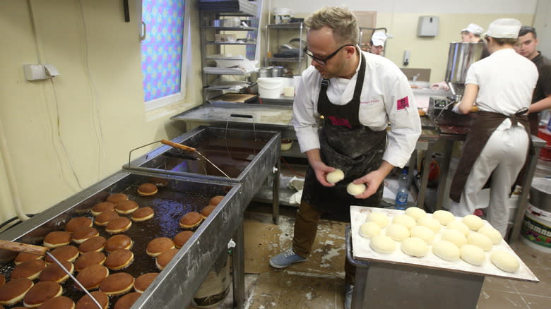 baker frying pączki