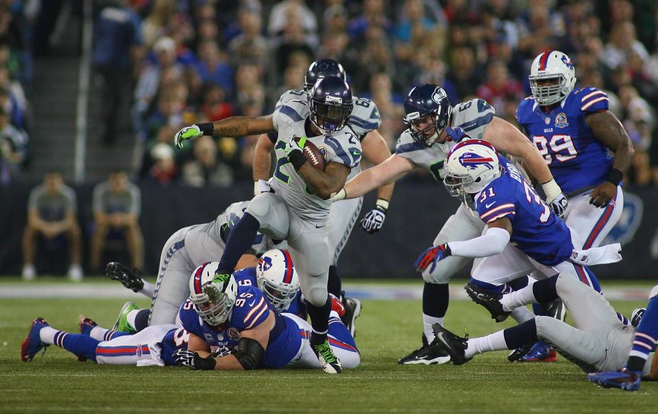 TORONTO, ON - DECEMBER 16: Marshawn Lynch #24 of the Seattle Seahawks runs against the Buffalo Bills at Rogers Centre on December 16, 2012 in Toronto, Ontario. (Photo by Rick Stewart/Getty Images)