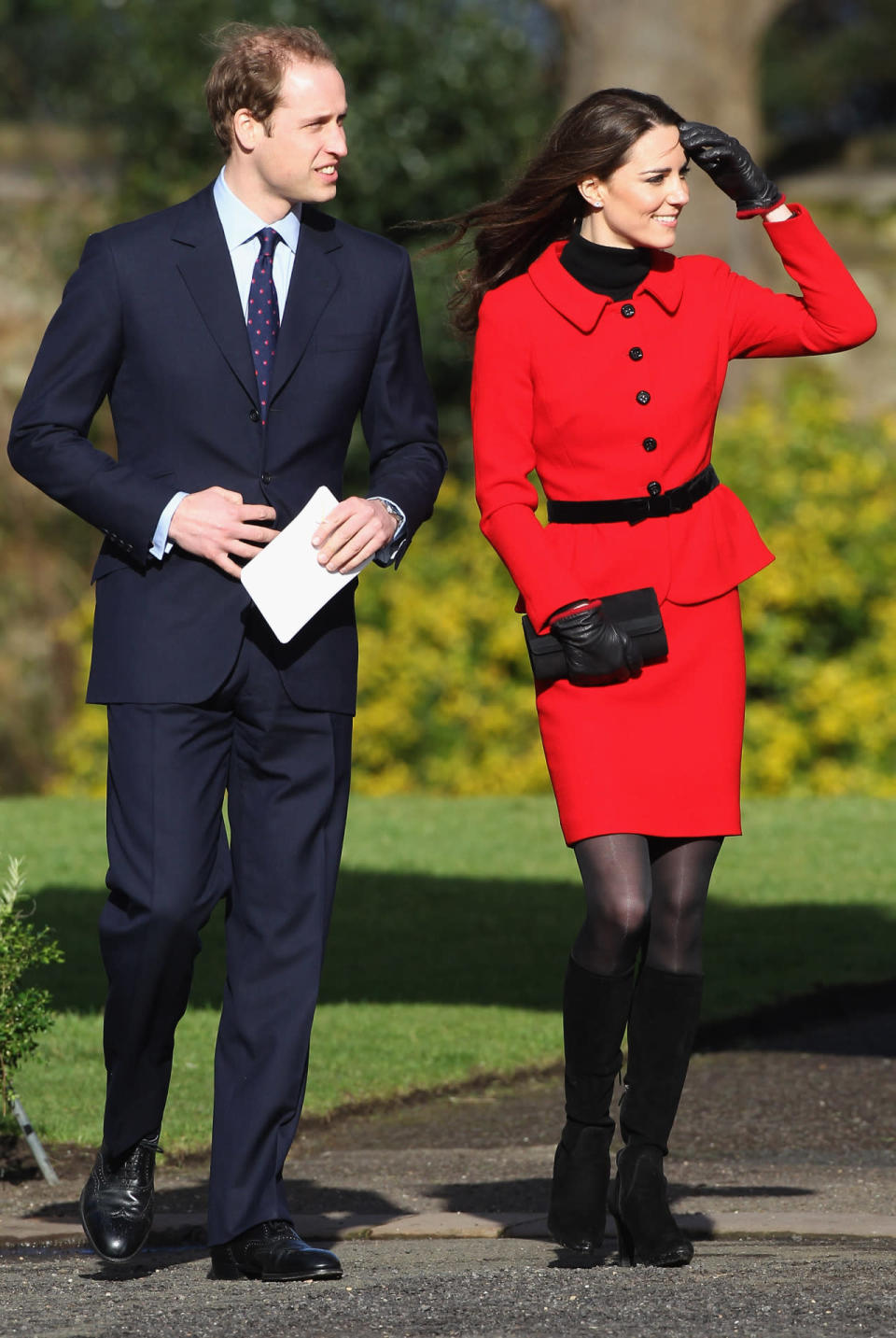 Das rote Kostüm von Herzogin Kate machte die Medienreise einmal um die Welt. Es ist eines ihrer bekanntesten Outfits. Beim Besuch in St. Andrews im Februar 2011 kann ihr Verlobter nicht mithalten. Kein Wunder, denn Kate gilt als eine der 100 einflussreichsten Menschen der Welt. Der nach ihr benannte „Kate Middleton Effekt“ ist der Grund für Hysterien rund um Kosmetik und Mode, denn: alle wollen sie wie Herzogin Kate aussehen!