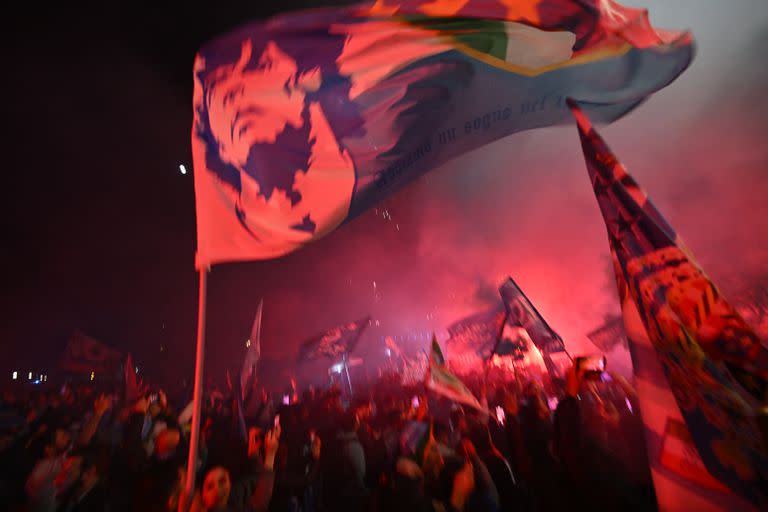 Fans of SSC Napoli celebrate on May 4, 2023 in Naples after Napoli won the Italian champions "Scudetto" title after a decisive match in Udine. - Napoli ended a 33-year wait to win Italy's Serie A on May 4 after a 1-1 draw at Udinese secured their third league title and emulated the great teams led by Diego Maradona. (Photo by Alberto PIZZOLI / AFP)