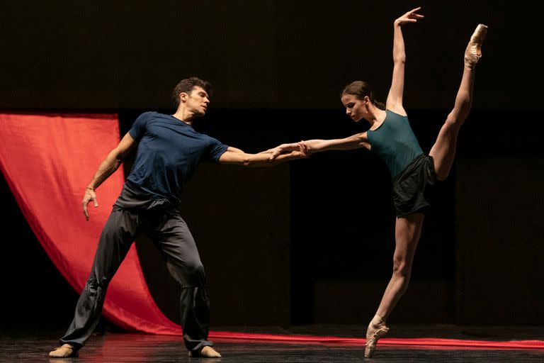 Los bailarines invitados Roberto Bolle y Maria Khoreva ensayan en el escenario del Teatro Colón la obra "Caravaggio", de Mauro Bigonzetti, que se estrenará el próximo domingo