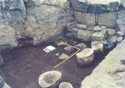 Excavación arqueológica en el refugio utilizado por grupos de cazadores de focas en el siglo XIX en las islas Shetland del Sur, Antártida. Author provided