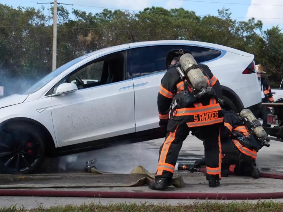 Firefighters in Florida attempt to put out a Tesla fire prompted by Hurricane Ian (Screenshot / Facebook / North Collier Fire Rescue District)