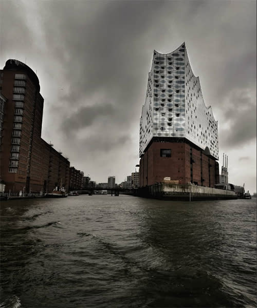 <p>Más allá del distrito rojo, esta ciudad es realmente sofisticada y atractiva. Cuenta con edificios impresionantes, como el Elbphilharmonie, que alberga tres salas de conciertos sobre el río Elba. Además, alberga museos y galerías que la hacen la capital cultural de su país. Foto: <em><a rel="nofollow noopener" href="https://www.instagram.com/p/BlHpL0hHc37/?tagged=elbphilharmonie" target="_blank" data-ylk="slk:instagram/silviomodonesi;elm:context_link;itc:0;sec:content-canvas" class="link ">instagram/silviomodonesi</a></em> </p>