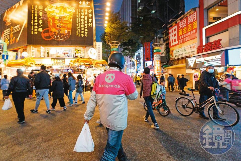 如今西門商圈只有餐飲業在外送平台加持下，業績逐漸回穩，服飾、伴手禮等店仍不如以往。