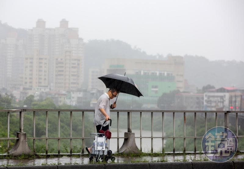 預計今日開始鋒面又將逐漸接近台灣，明日起全台普遍有短暫陣雨或雷雨發生。（本刊資料照）