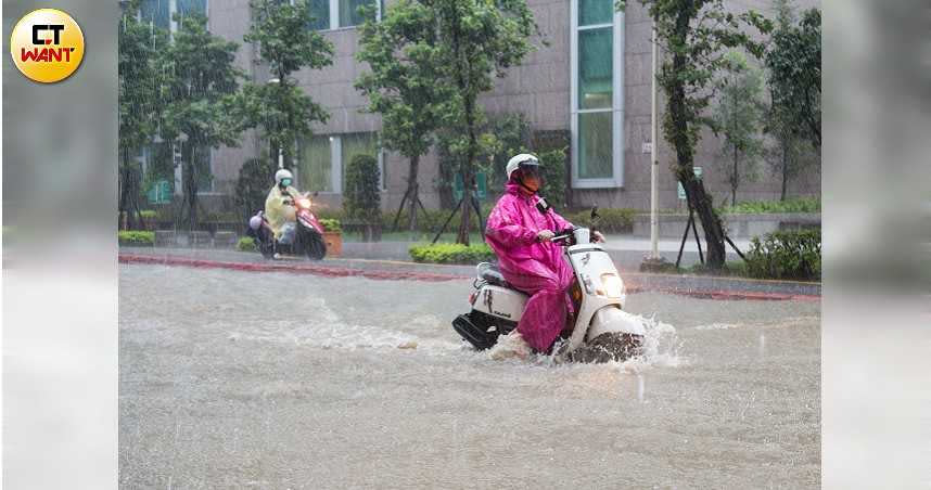 北市4日下午發生強降雨，導致多處淹水。（圖／黃威彬攝，下同）