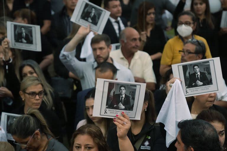 Portan imágenes del difunto fiscal antidrogas Marcelo Pecci durante una protesta por la justicia tras su asesinato en Asunción, Paraguay, 13 de mayo de 2022
 (AP Photo/Jorge Saenz, File)