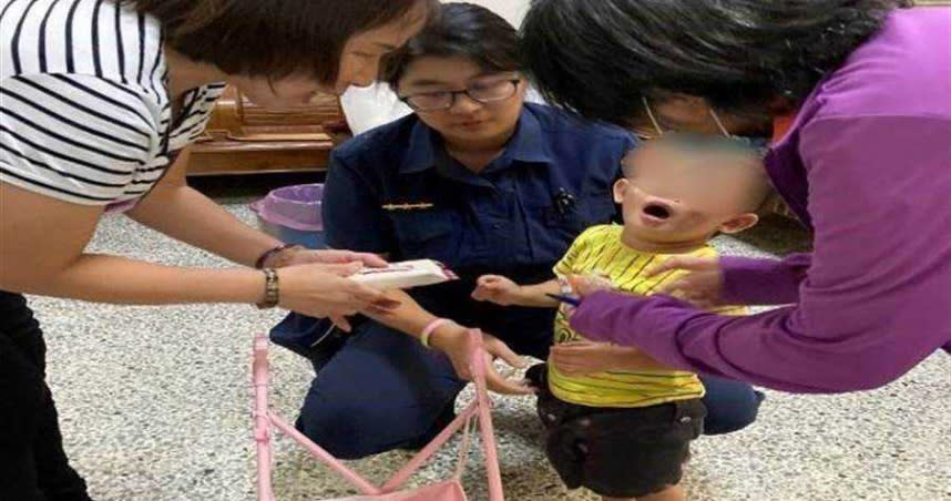 警員李建儒、謝利佳立即將男童帶返所暫予安置，並循線找到孩童的媽媽。（警方提供／中國時報陳世宗台中傳真）