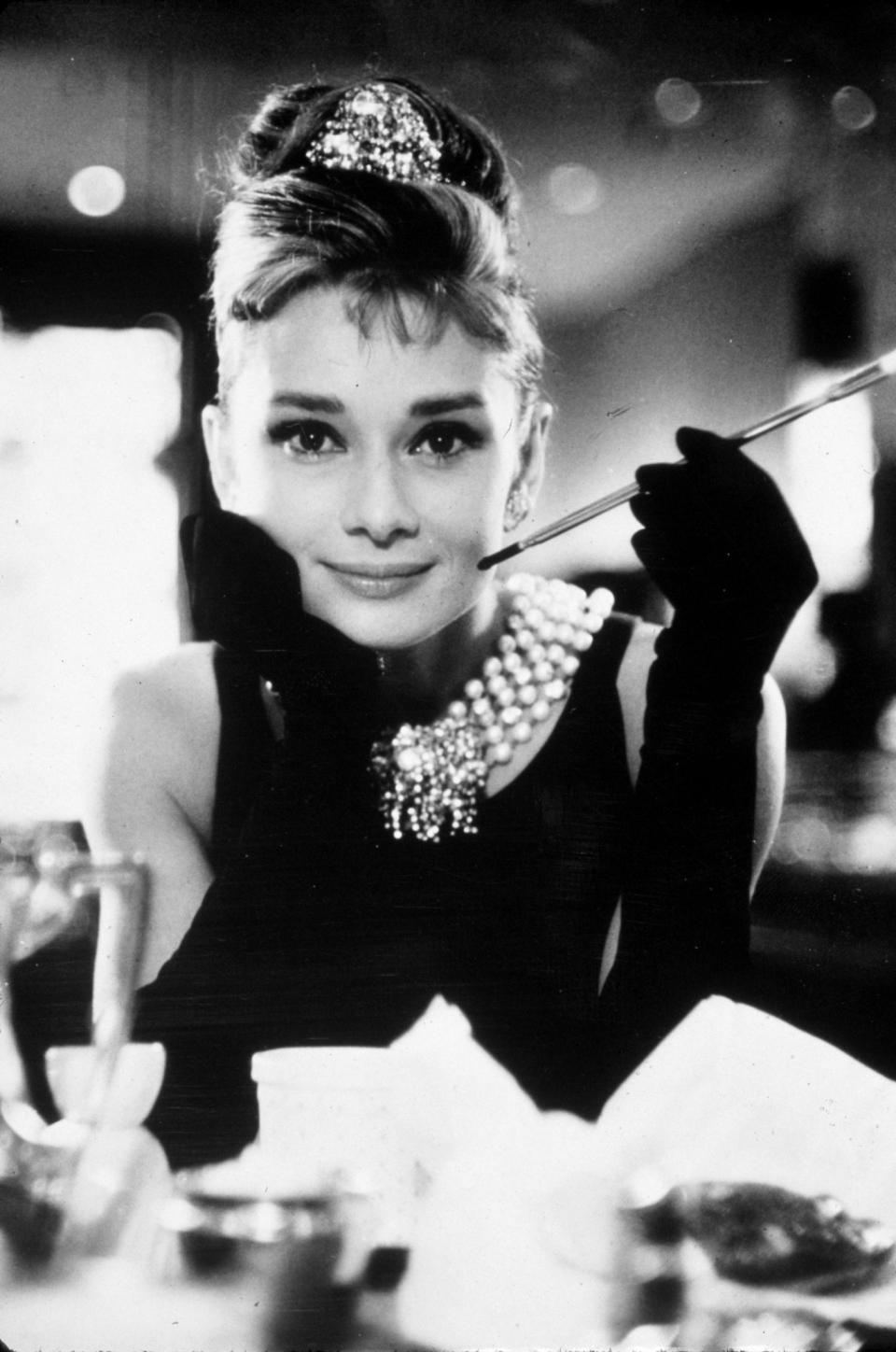 <p>Lange Handschuhe, schwarzes Cocktailkleid, Perlen-Collier und Zigarettenspitze: Audrey Hepburn wurde mit ihrem Auftritt in “Frühstück bei Tiffany" zur Fashion-Ikone. Und auch heute noch wird dem Stil von Holly Golightly nachgeeifert. Für die Raucherinnen unter den Fashionistas wäre ein Comeback der langen Samthandschuhe und die Zigarettenverlängerung ein edles Upgrade für jedes Outfit. (Bild: ddpimages) </p>