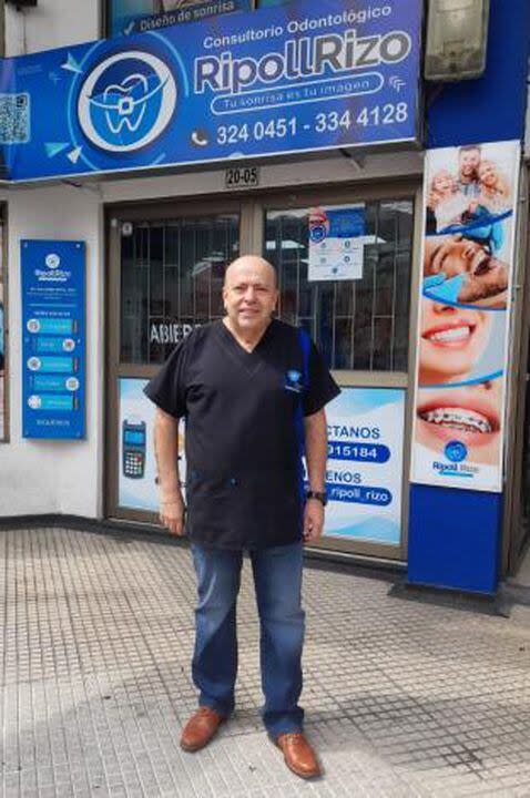 El odontólogo Guillermo Ripoll Rizo, tío materno de Shakira, al frente de su consultorio