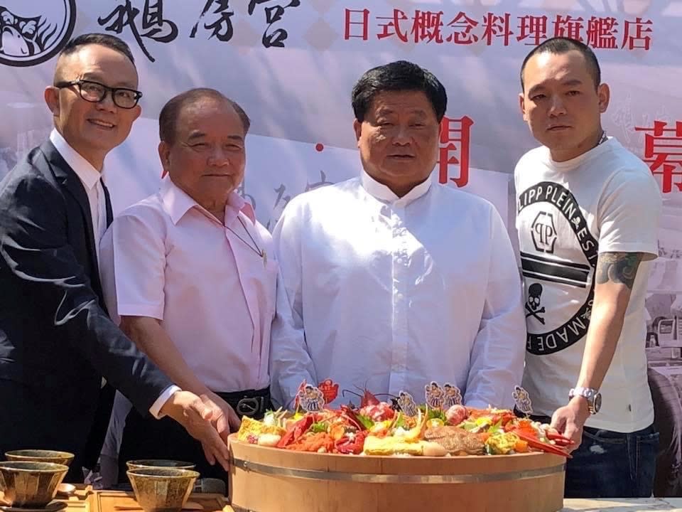 大甲鎮瀾宮董事長顏清標（右二）愛享受美食，吃到鵝房宮的海鮮料理後，還跟張志民(左一)交了朋友，張志民開鵝房宮旗艦店、春日宴粵菜餐廳時，更是出資相挺。（張志民提供）