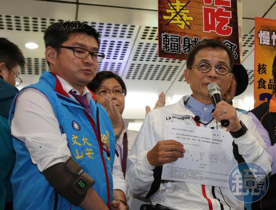 徐弘庭（左）主張全民調，而現任立委賴士葆（右）主張三七制初選。（本刊資料照）