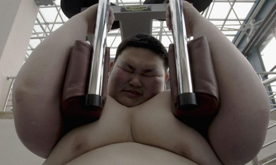 Obese Chinese teenager works out