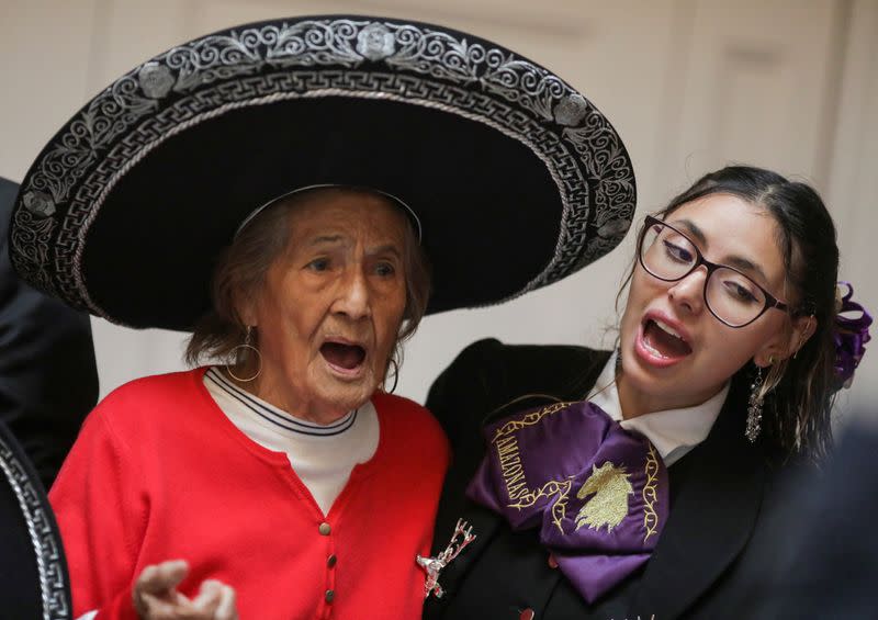 Mariachis fire up fading memories of Mexican Alzheimer patients