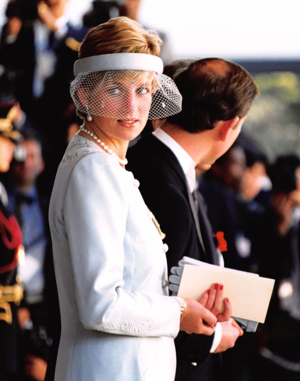 <p>Princess Diana wore a chic white outfit paired with a coordinating headpiece while at the coronation ceremony of Emperor Aki Hito in Tokyo, Japan.</p>