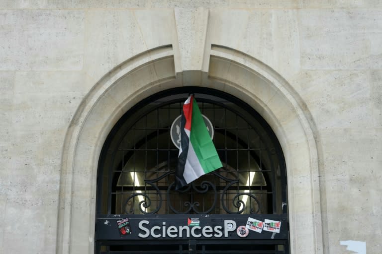 L'entrée de Sciences Po Paris lors d'une occupation des locaux par des étudiants propalestiniens, le 26 avril 2024 à Paris (Dimitar DILKOFF)