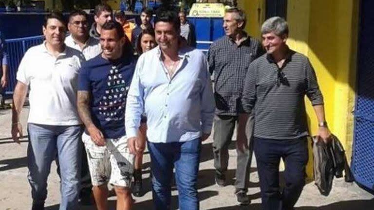 En diciembre de 2015, Tevez apareció junto a Angelici el día de la votación de Boca