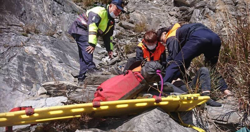 70歲的女登山客初一登關山嶺時卻不慎摔落10尺邊坡，雙手骨折急送醫。（圖／翻攝畫面）