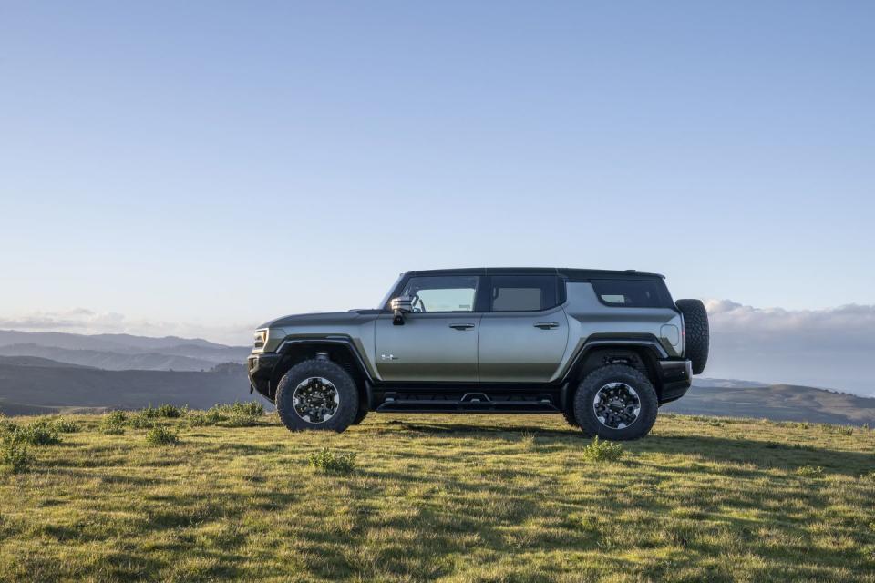<p>The SUV version of the Hummer EV has a different side profile than it pickup-truck counterpart. That much is obvious to anyone with working eyes. Less noticeable is the different distances between their axles, with SUV's wheelbase shrinking down 8.9 inches to 126.7 inches. From stem to stern, the SUV is just over 17 feet long and roughly 10 inches shorter than the Hummer EV SUT.</p>
