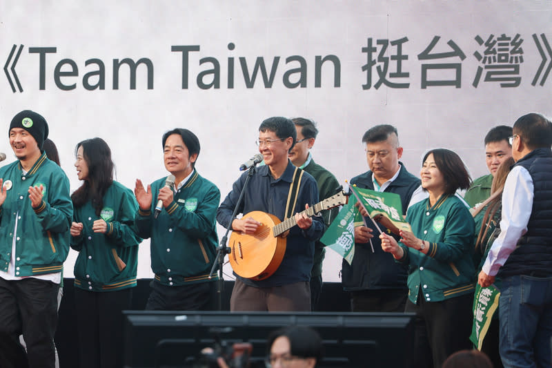 賴清德環島拼圖抵屏東  林生祥同台歡唱 民進黨總統候選人賴清德（左3）21日下午出席「唱 土地的歌，拼咱的希望」屏東場，邀請金曲歌手林生 祥（左4）等人現場合唱競選歌曲，炒熱現場氣氛。 中央社記者裴禛攝  112年12月21日 