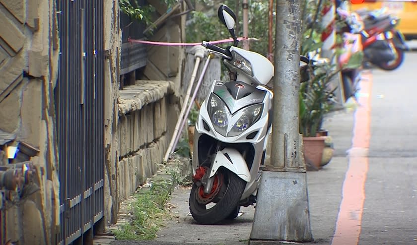 高雄一名男子抱怨，機車停在紅線內卻還是收到罰單。（圖／東森新聞）