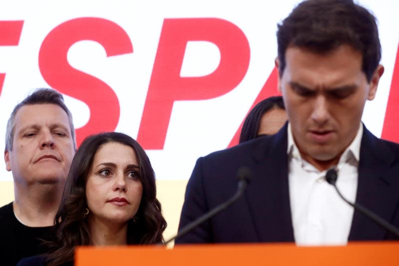 El líder de Ciudadanos, Albert <b>Rivera (d)</b>, junto a la cabeza de lista de Cs al Congreso por Barcelona, Inés <b>Arrimadas (2i), </b>durante la valoración de los resultados electorales. EFE/Mariscal