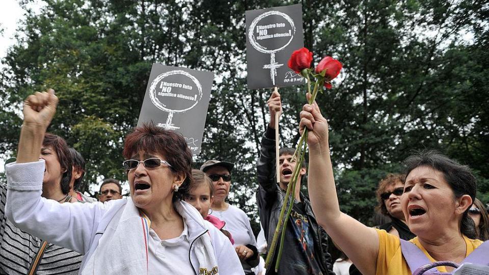 Varias personas con rosas y carteles en mano protestan por el crimen de Rosa Elvira Cely