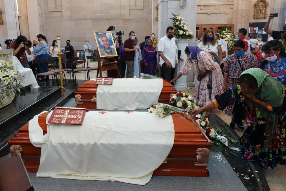 Se llevó a cabo la eucaristía en el Templo del Sagrado Corazón de Jesús de los cuerpos presentes de Joaquín César Mora Salazar, de 80 años, y Javier Campos Morales, de 79, sacerdotes jesuitas asesinados el pasado lunes 20 de junio dentro la Iglesia de Cerocahui, en el municipio de Urique, en el corazón de la Sierra Tarahumara.
FOTO: GRACIELA LÃ“PEZ /CUARTOSCURO.COM