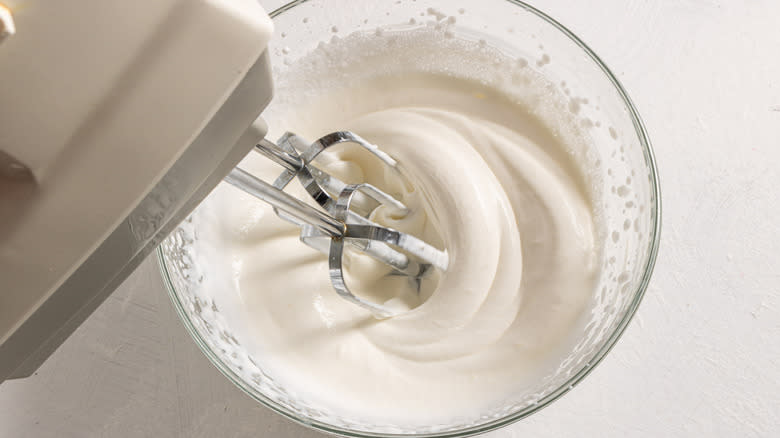 Whipping cream with a hand mixer