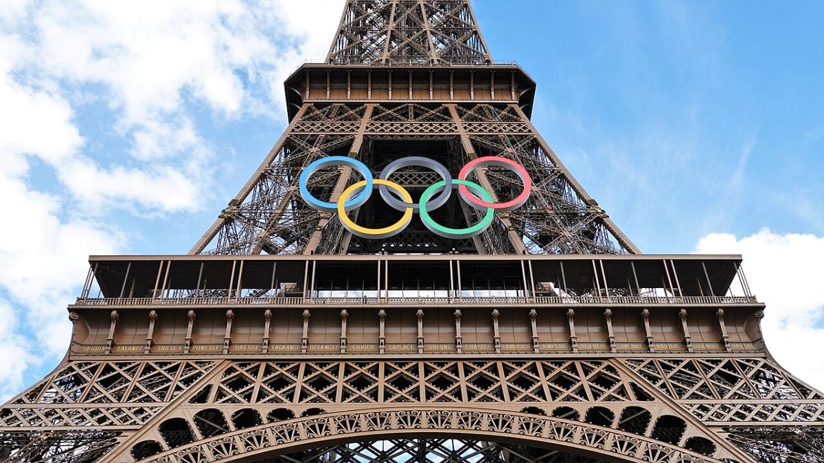 Tom Cruise pulls epic stunt at the Olympics closing ceremony