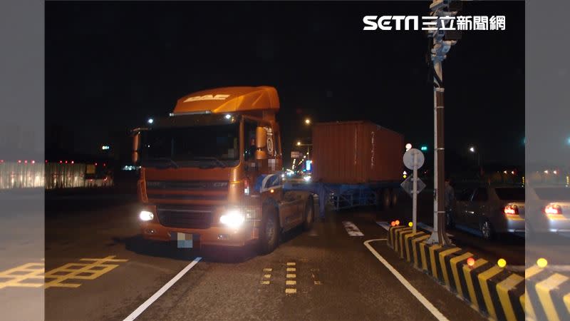 台中梧棲一名美籍男子酒駕騎車撞曳引車，雙腿骨折送醫。（圖／翻攝畫面）