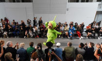 <p>Designer Bobby Abley ließ seine Models im Juni 2017 nicht nur Teletubbies-Spitzen auf den Kopf frisieren und die Kinderserienfiguren auf den Rücken schnallen. Er schickte bei der London Fashion Week auch tatsächlich einen Teletubby auf den Laufsteg. (Bild: Getty Images) </p>