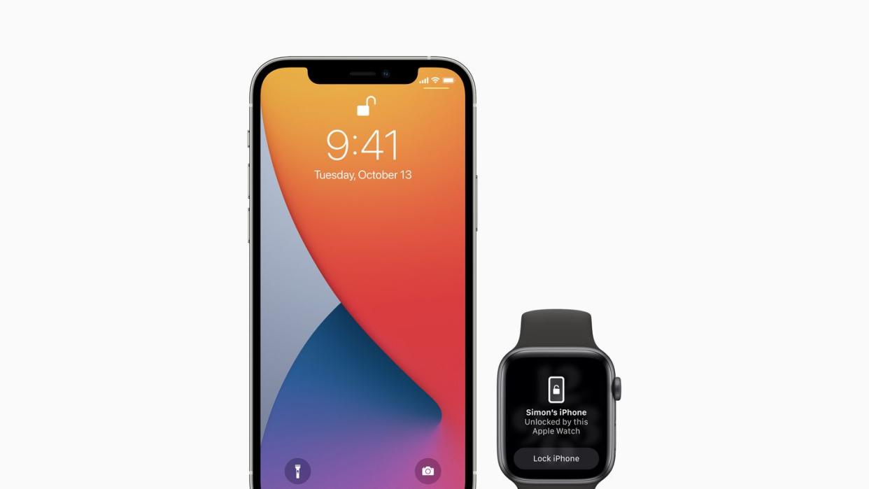 Die Apple Watch in der Nähe des iPhones erspart eine Code-Eingabe, wenn das Entsperren per Gesichtserkennung (Face ID) zum Beispiel wegen des Tragens einer Maske nicht funktioniert.