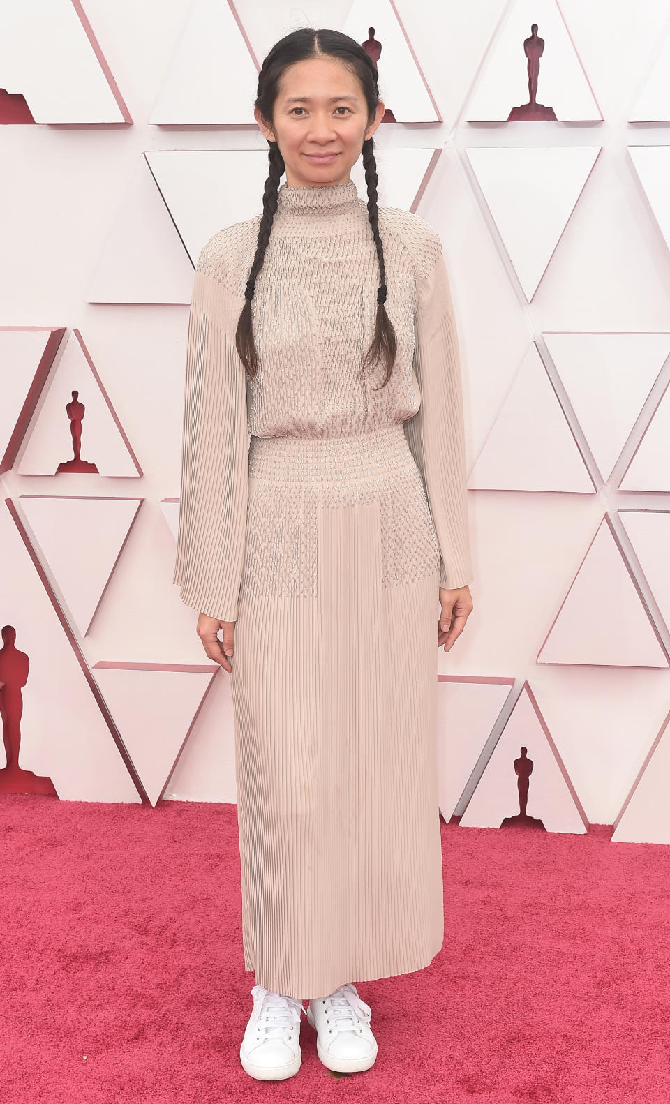 <p>Leger? Lieber nicht. So zumindest wollte es der Dresscode bei den Oscars 2021, doch alles andere als lässig und simpel würde gegen den persönlichen Stil von Oscar-Gewinnerin Chloé Zhao gehen. Sie erschien in einem beigen, schlichten Hermes-Kleid und trug dazu nicht nur ihre typischen Zöpfe, sondern auch weiße Sneakers. </p> 