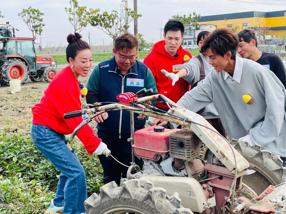 <strong>楊繡惠錄影時不小心將除藤機發條拉壞。（圖／民視提供）</strong>