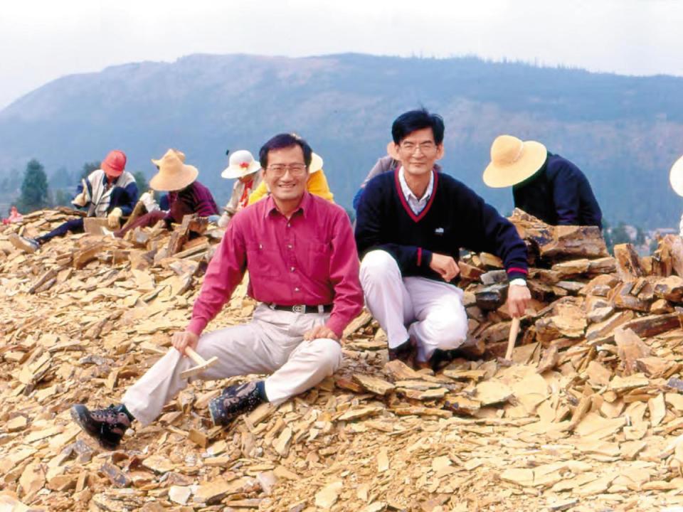1995年，李家維（前左）辭去科博館館長一職跑去貴州，與中國社科院的陳均遠（前右）一起挖掘寒武紀動物化石。（李家維提供）