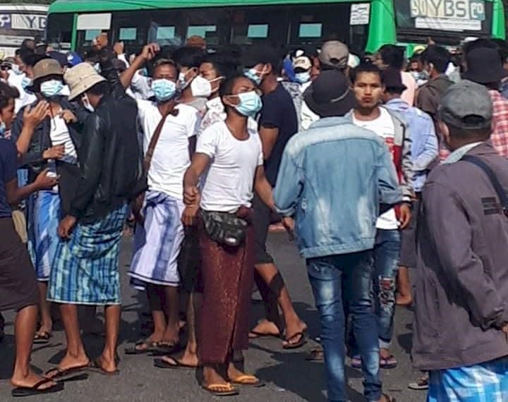 緬甸第一大城仰光25日出現軍方支持者手持小刀和彈弓遊行，並跟居民爆發衝突，造成最少10人受傷。(圖取自推特)