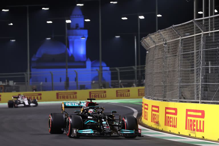 Lewis Hamilton de Gran Bretaña conduciendo el (44) Mercedes AMG Petronas F1 Team Mercedes W12 durante la calificación antes del Gran Premio de F1 de Arabia Saudita en el Circuito Corniche de Jeddah.
