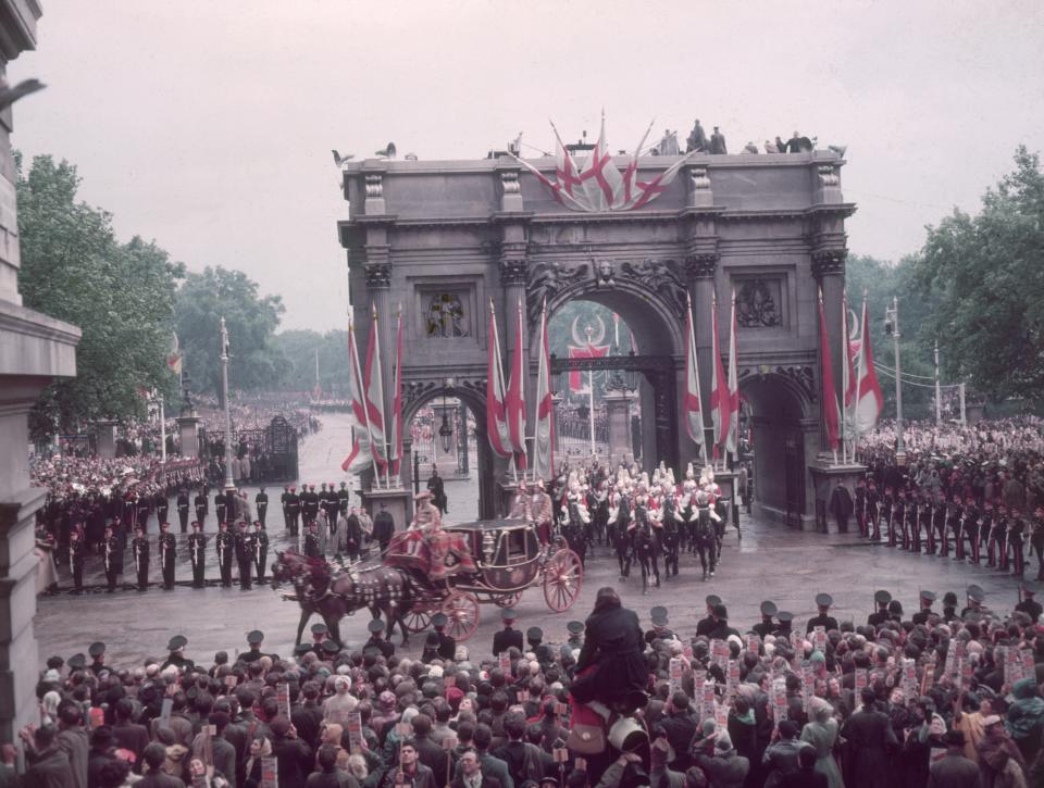 La reina atravesó el famoso Marble Arch, un arco de triunfo de mármol blanco que fue diseñado por John Nash en 1827. (Foto: Hulton Archive / Getty Images)